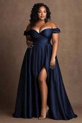 ZAPAKA Frauen Große Größen Marineblaues Schulterfreies Satin Ballkleid mit Schlitz A Linie Langes Abendkleid